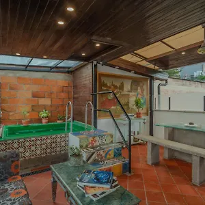 casa-los-naranjos-hostal.colombiamedellinhotels.com/